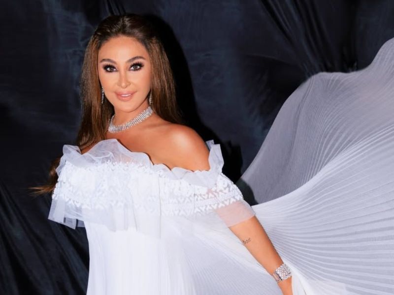 صور إليسا تتألق بفستان أبيض كالعروس بحفلها في بيروت