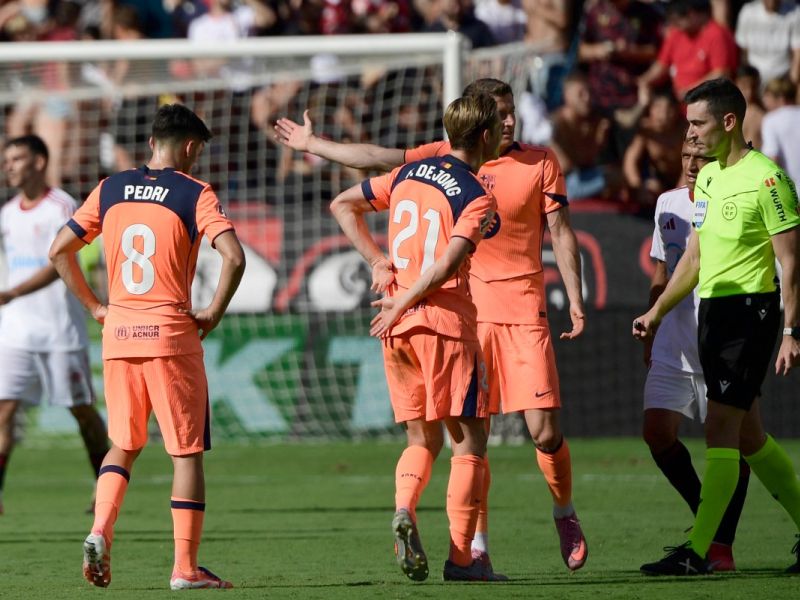 غضب في برشلونة.. قرارات الحكم مونيز رويز تثير حفيظة اللاعبين والجماهير