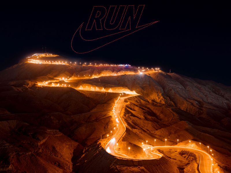 نايكي تجمع العدّاءين العالميين مو فرح ووينفريد يافي مع مجموعة من أبرز عدّائي الإمارات في جبل حفيت