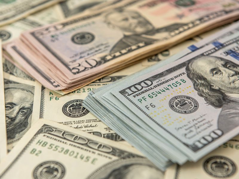  استقر الدولار الأميركي اليوم (الخميس) بعد أن تراجع لأربعة أيام متتالية، وجاء هذا الاستقرار بعدما أعلنت المحكمة العليا الأميركية أنها ستنظر في يناير محاولة الرئيس السابق دونالد ترامب إقالة عضو مجلس الاحتياطي الفيدرالي "ليزا كوك"، ما يعني استمرارها في منصبها مؤقتًا.