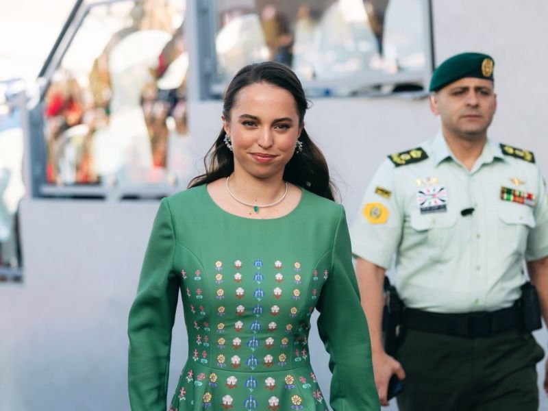 الأميرة سلمى تخطف الأنظار بفستان أسود عصري في جاكرتا