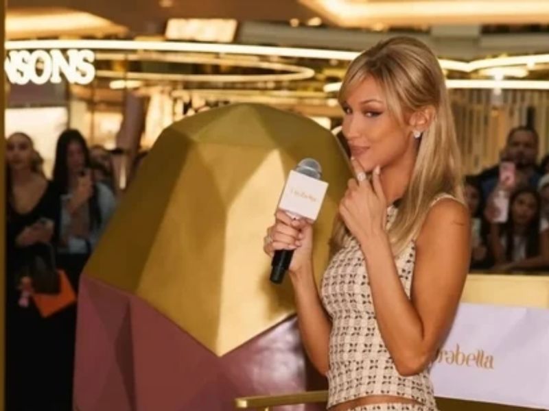 بيلا حديد تخطف الأنظار في دبي خلال ترويج عطورها الخاصة