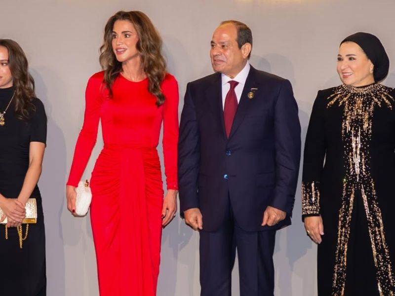 إطلالة الملكة رانيا العبدالله في حفل افتتاح المتحف المصري الكبير: أناقة ملكية بلون الحضارة