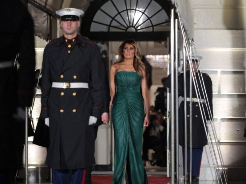 ميلانيا ترامب تتألّق بفستان زمردي من إيلي صعب خلال في استقبال ولي العهد السعودي