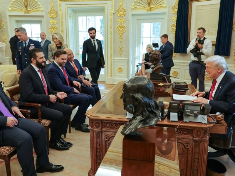 لماذا دخل الشرع البيت الأبيض من الباب الجانبي؟