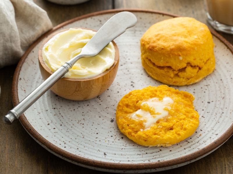  بسكويت البطاطا الحلوة الشهي مع زبدة العسل الحارة 