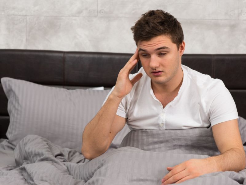 التعرق الليلي عند الرجال: الأسباب وطرق العلاج