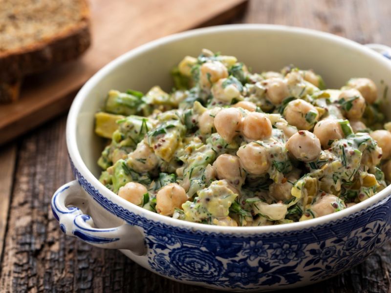 سلطة الحمص بالأفوكادو الكريمية 