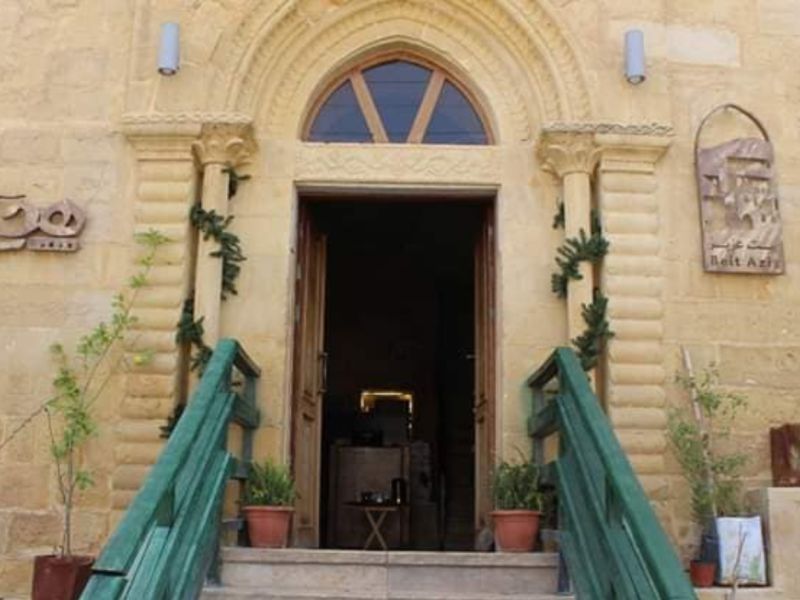 مطعم بيت عزيز… بيتك وأعز بين البيوت القديمة في قلب السلط 