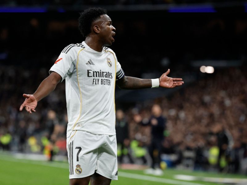 غرفة ملابس ريال مدريد تدعم فينيسيوس جونيور بالكامل