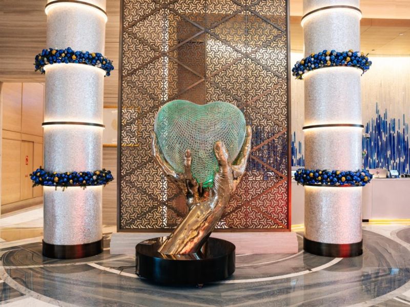 فندق ريكسوس مارينا أبوظبي يعرض منحوتةً فنية للفنان العالمي لورينزو كوين 