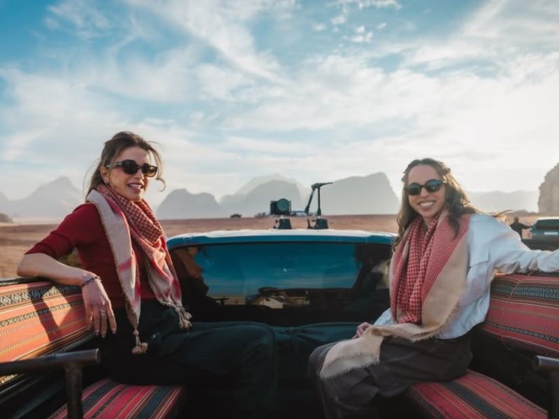 الملكة رانيا والأميرة سلمى بالشماغ الأحمر في وادي رم