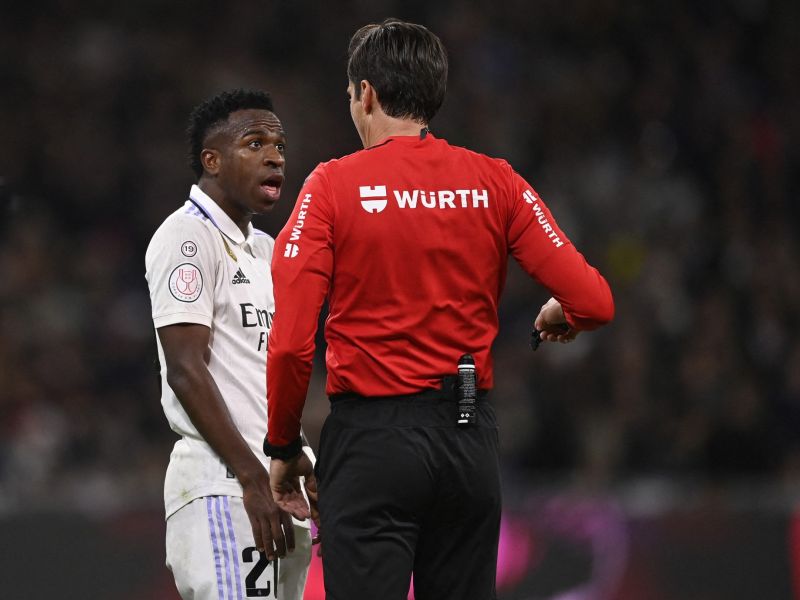 الكشف عن حكم نهائي السوبر بين برشلونة وريال مدريد وأرقامه مع الفريقين