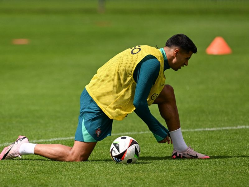 كانسيلو يبدأ رحلته الثانية مع برشلونة تحت قيادة فليك