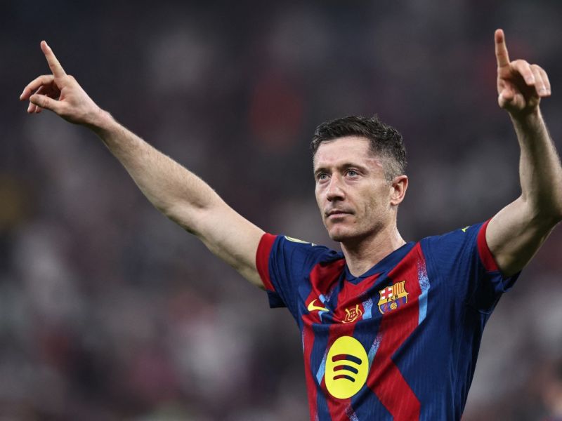 ليفاندوفسكي يطارد رقم ميسي التاريخي في دوري الأبطال