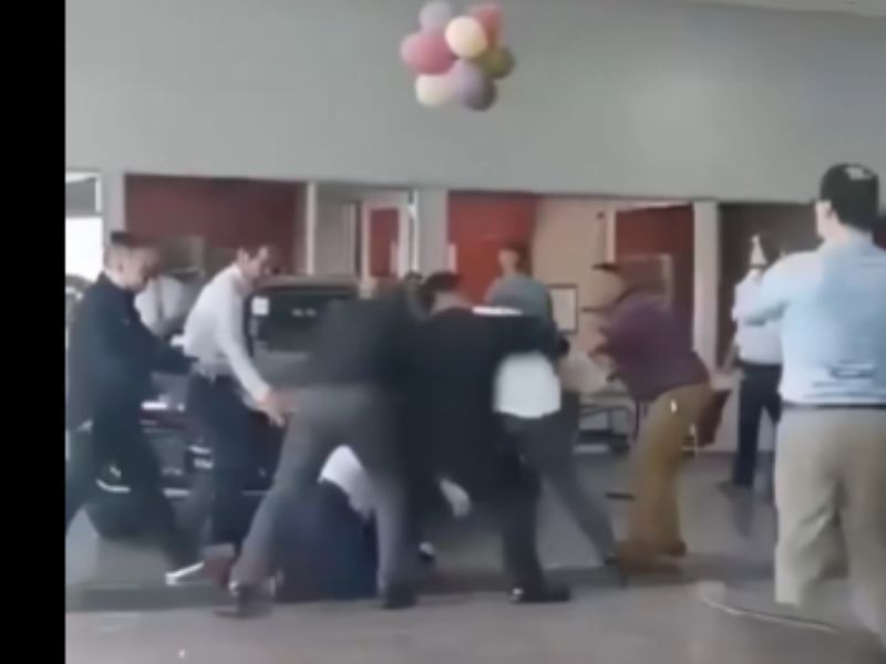 معرض سيارات يتحول إلى ساحة صراع بين البائعين على العمولة