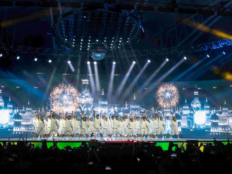 القرية العالمية تستقبل العام الجديد 2026 باحتفالات مبهرة ليلة رأس السنة تتألق بسبعة عروض للألعاب النارية وطائرات الدرون