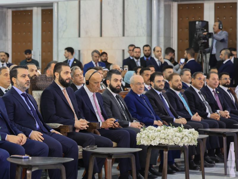 الرئيس السوري أحمد الشرع والمبعوث الأمريكي الخاص لسوريا توماس باراك، إلى جانب وزير الخارجية السوري، خلال اجتماع في دمشق حول سوريا بعد سقوط الأسد.