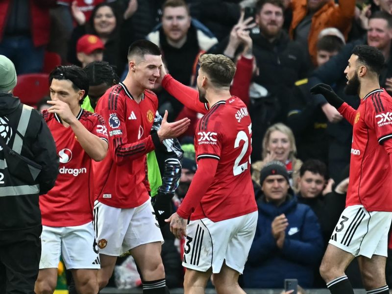 كاريك يشيد بثنائي يونايتد الشاب بعد الفوز الدرامي على فولهام