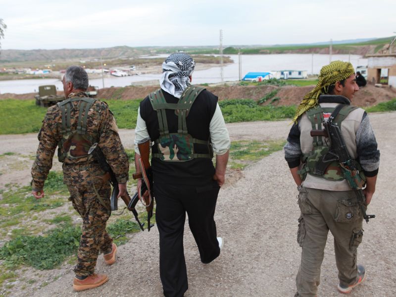 شمال سوريا – 19 مارس: جنود أكراد في شمال سوريا. التُقطت الصورة في 19 مارس 2013.