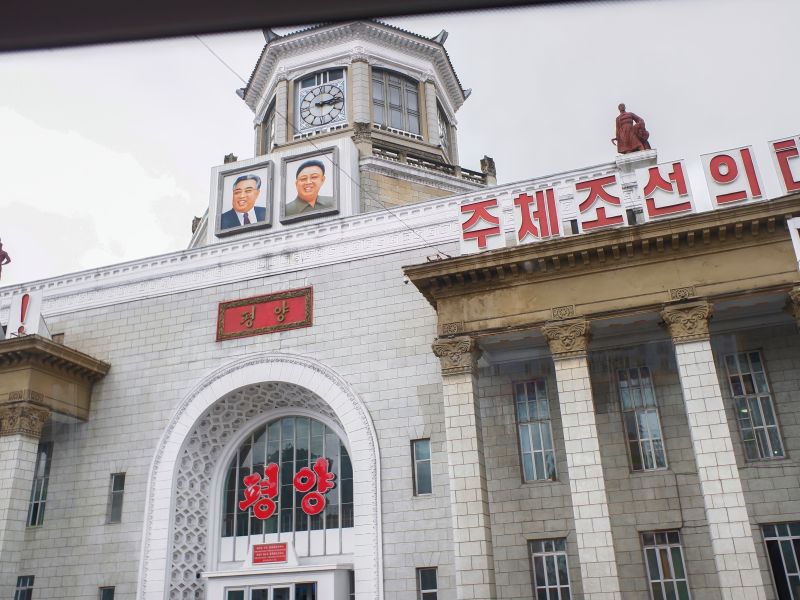 بيونغ يانغ، كوريا الشمالية – 28 يوليو 2024. مبنى محطة قطار بيونغ يانغ في وسط العاصمة. مشهد صيفي غائم.
