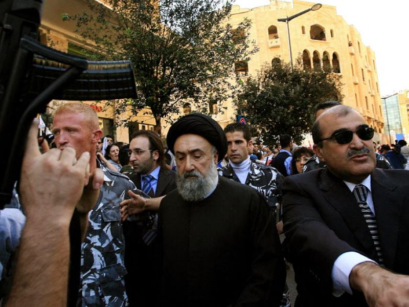 رجل الدين اللبناني الشيعي السيد علي الأمين (في الوسط) برفقة النائب باسم السبع (يمين) للمشاركة في جنازة وزير الصناعة اللبناني المغتال بيار الجميّل في قلب بيروت، في 23 نوفمبر 2006.(AFP)