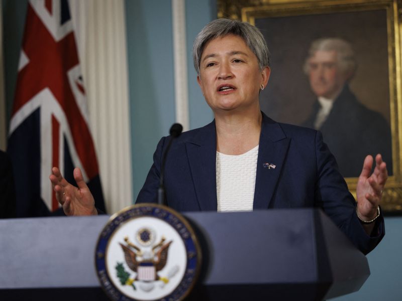 وزيرة الخارجية الأسترالية بيني وانغ تتحدث خلال حفل توقيع مذكرة التفاهم بشأن مكافحة المعلومات الأجنبية الصادرة عن الدول.AFP