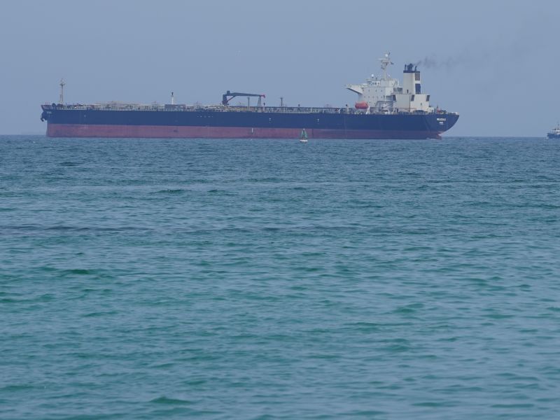 خور فكان، الشارقة، الإمارات العربية المتحدة - 27 أبريل 2023: ناقلة وسفن أخرى أبحرت