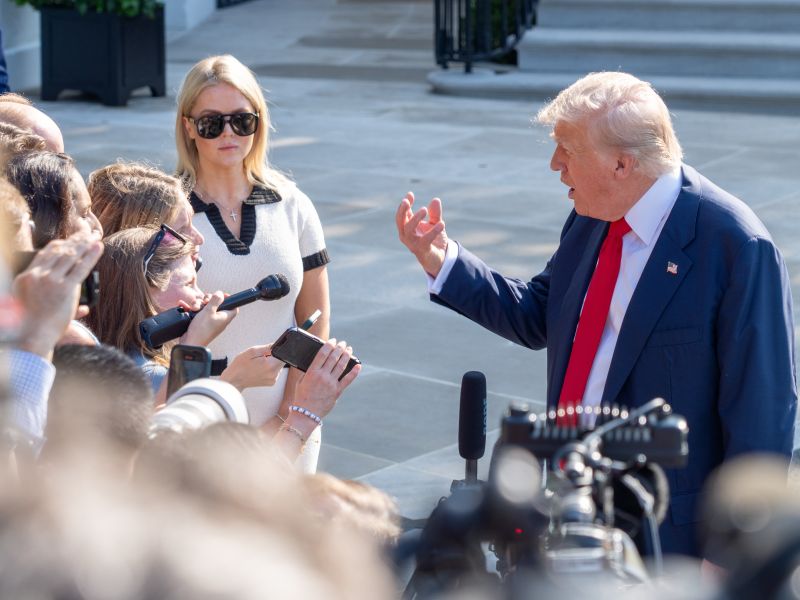  من الأرشيف -واشنطن العاصمة، الولايات المتحدة، 25 يوليو 2025: الرئيس دونالد ترامب يتحدث إلى وسائل الإعلام قبل صعوده إلى المروحية الرئاسية "مارين ون" في طريقه إلى اسكتلندا.