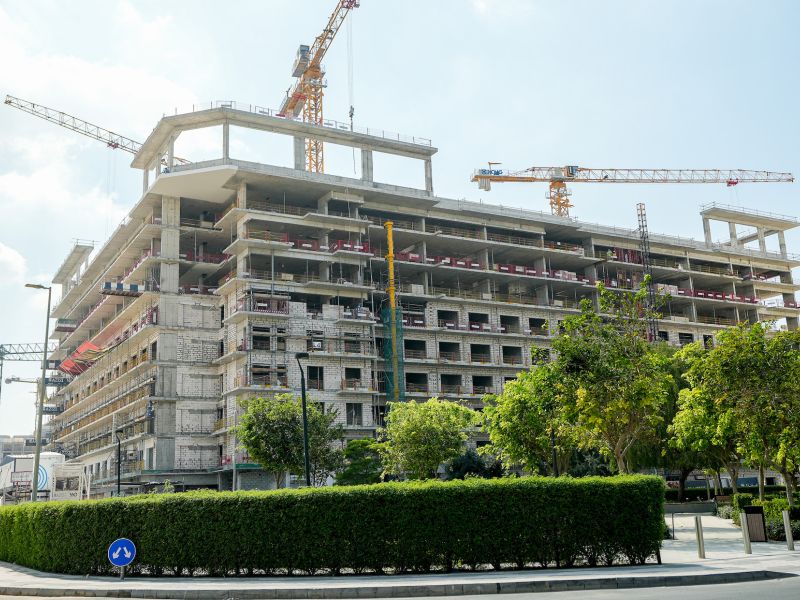 عزيزي للتطوير العقاري تُعلن عن إنجاز 43% من أعمال البناء في مشروع "واحة الشاطئ II"