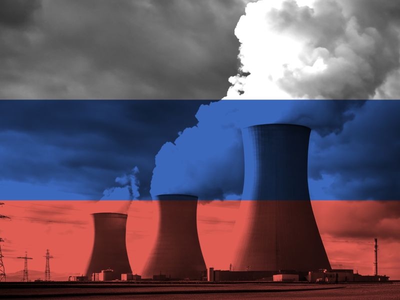 محطة طاقة نووية مع تراكب لعلم روسيا الوطني، ترمز إلى إنتاج الطاقة النظيفة.