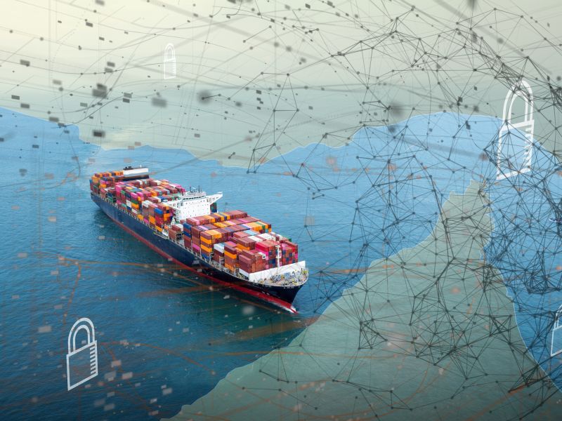سفينة حاويات مزودة بقفل أمني رقمي مع طبقة شبكية افتراضية، في تجسيد لمفهوم حماية التجارة البحرية، والأمن السيبراني في قطاع الخدمات اللوجستية، وسلاسل الإمداد العالمية
