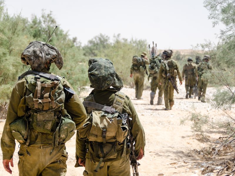 جنود إسرائيليون مقاتلون من وحدة نخبة لمكافحة الإرهاب يعودون إلى قاعدتهم بعد تنفيذ غارة في جنوب لبنان خلال الحملة/الحرب العسكرية في لبنان الثانية