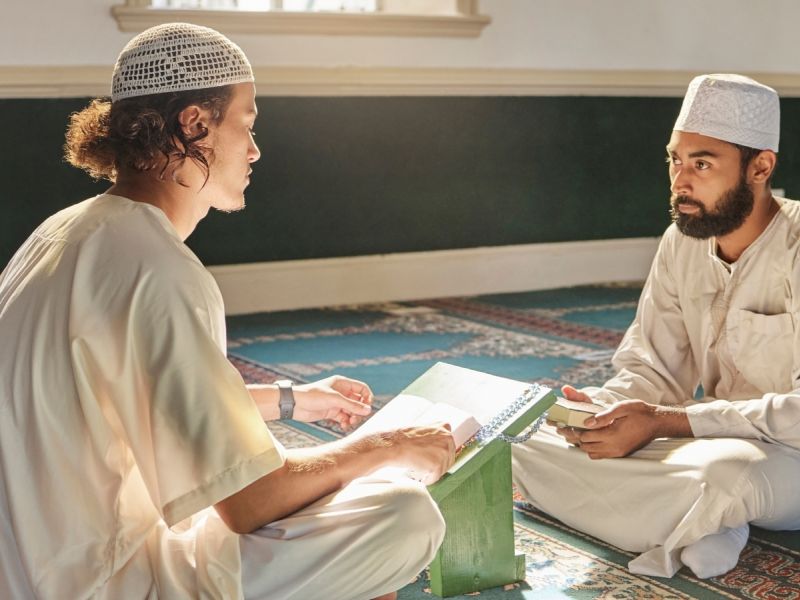 رجل مسلم يرفع يديه بالدعاء في يوم الجمعة وقت الغروب