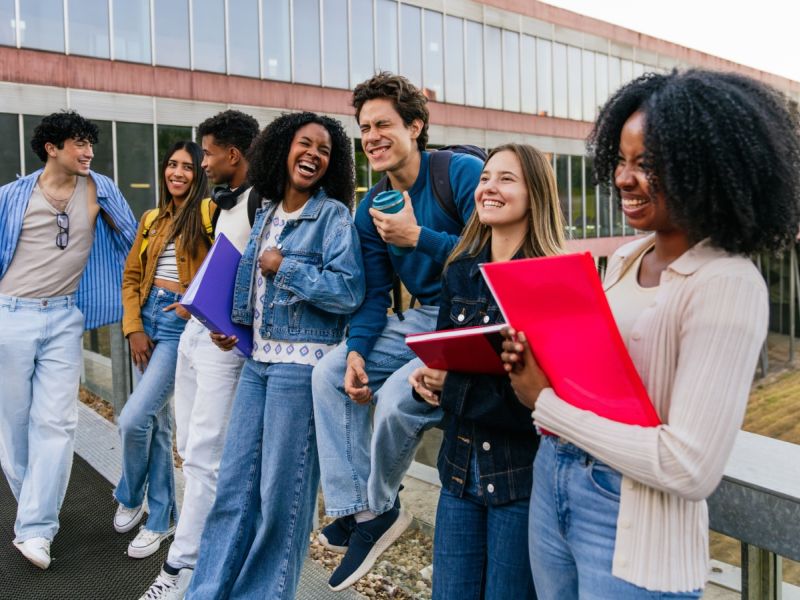 علامات تكشف الصديق السيئ في الجامعة