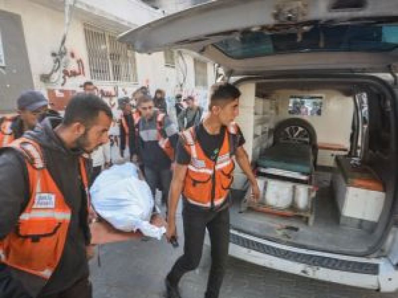 مسعفون ينقلون أحد ضحايا قصف إسرائيلي استهدف منزلاً في مدينة غزة