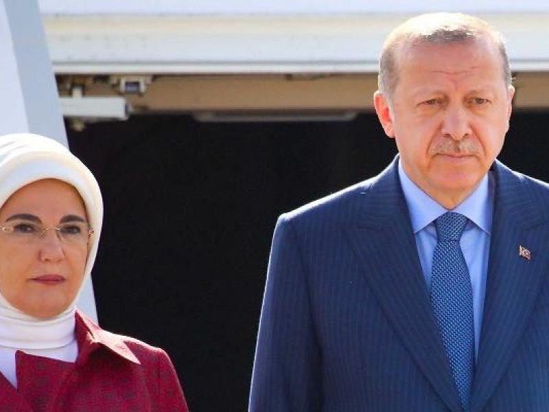 جدل واسع بعد موقف بروتوكولي جمع أمينة أردوغان والرئيس الفرنسي إيمانويل ماكرون خلال عشاء قادة الناتو