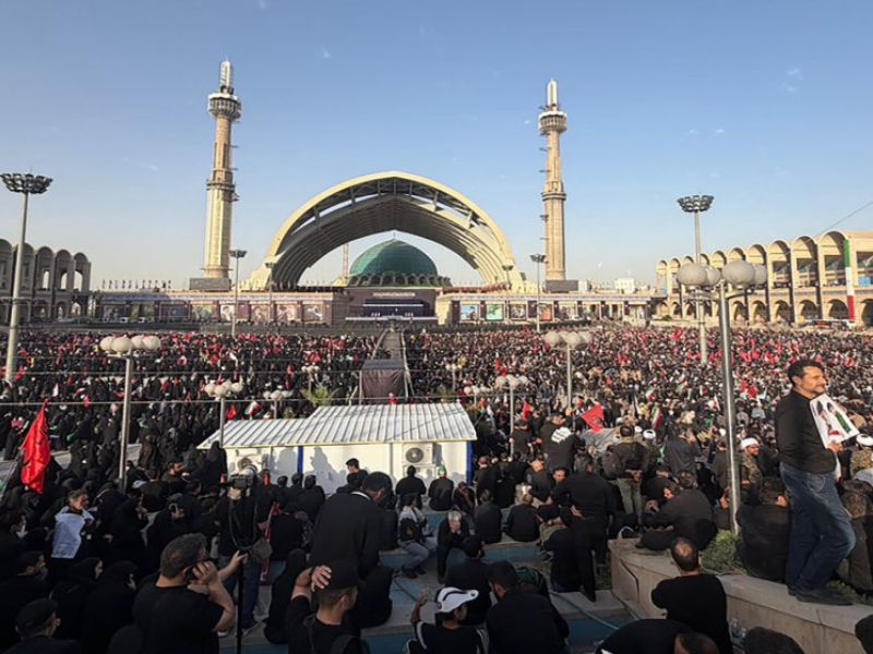آلاف الإيرانيين يشاركون في مراسم تشييع المرشد الإيراني الراحل علي خامنئي في طهران وسط حضور رسمي وشعبي واسع.