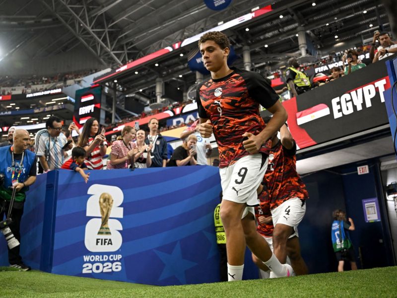حمزة عبدالكريم خلال إحماء منتخب مصر في كأس العالم 2026