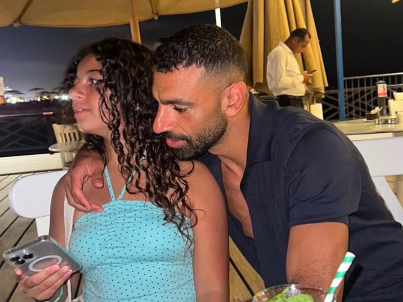 بعيدًا عن الملاعب.. محمد صلاح يشارك أجمل لحظاته مع ابنتيه..(صور)