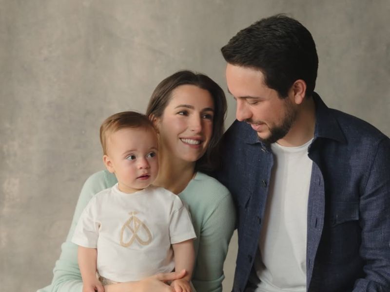 الأمير الحسين يشارك صورة ابنته الأميرة إيمان بمناسبة عيد ميلادها الثاني