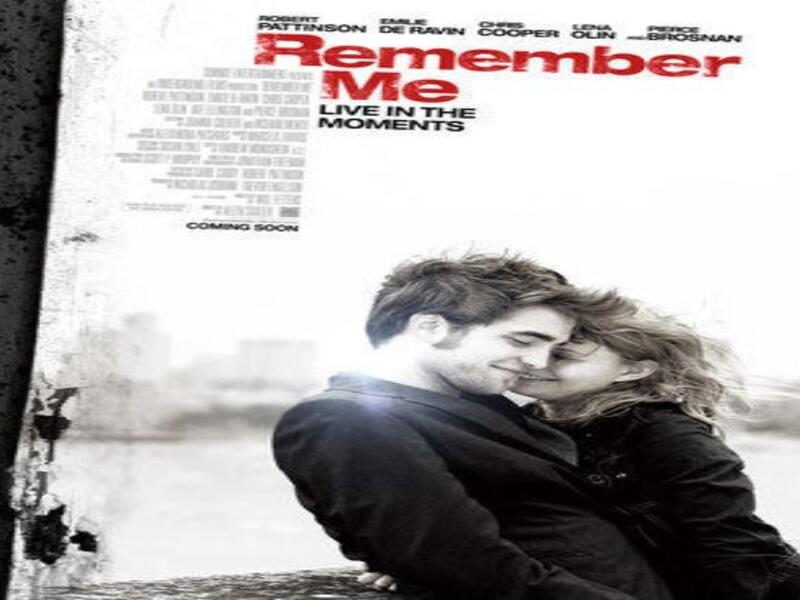 فلم "Remember Me"، دراما رومانسية صادرة عام 2010 تركز على حبيبين جديدين "تايلور" الشاب الذي انفصل والداه بعد انتحار شقيقه، وبعد أن تستقر حياة الشاب يجد نفسه في برج التجارة العالمي، ويكون أول من شاهد الطائرة التي قتلته.