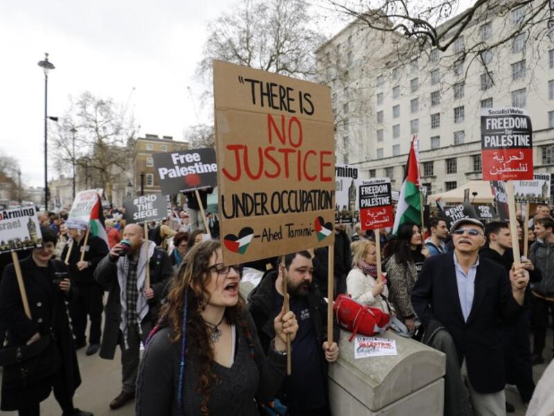 Protesters shout slogans and hold placards during a demonstration on Whitehall opposite Downing Street in central London on Apr. 7, 2018 in support of the Palestianians in the Gaza Strip calling for a stop to the killing organised by the Palestinian Forum in Britain. 

(Tolga AKMEN / AFP)