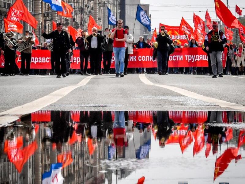 Activists and supporters of Russia's left-wing parties and movements march during a May Day rally in downtown Moscow on May 1, 2018 / AFP