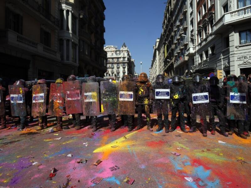 Catalan regional police 'Mossos D'Esquadra' officers, covered in paint, stand guard after clashing with separatist protesters during a counter-protest against a demonstration in support of Spanish police in Barcelona on September 29, 2018. 
Pau Barrena / AFP