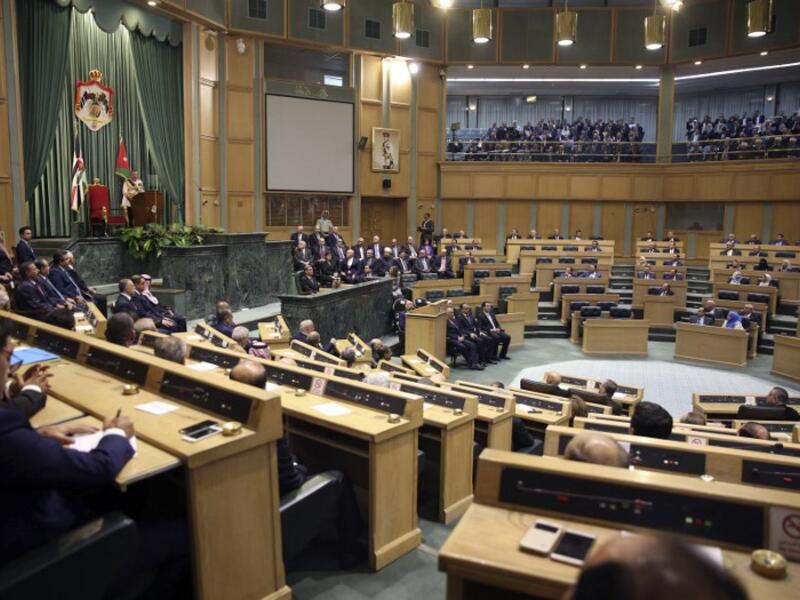 Jordan's King Abdullah II (L) delivers a speech to the parliament, as he opens the third regular session session in the capital Amman on October 14, 2018. (KHALIL MAZRAAWI / AFP)
