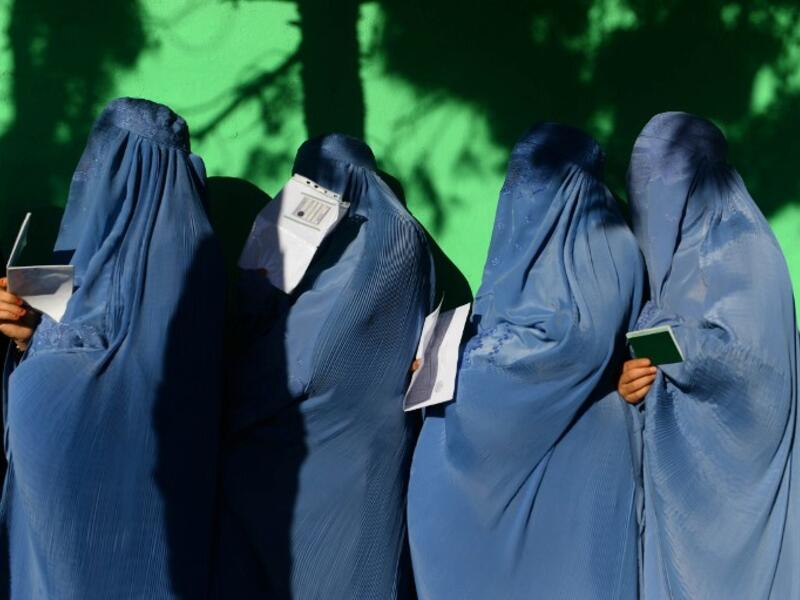 Afghan women wait in line to vote at a polling centre for the country's legislative election in Herat province on October 20, 2018.
HOSHANG HASHIMI / AFP