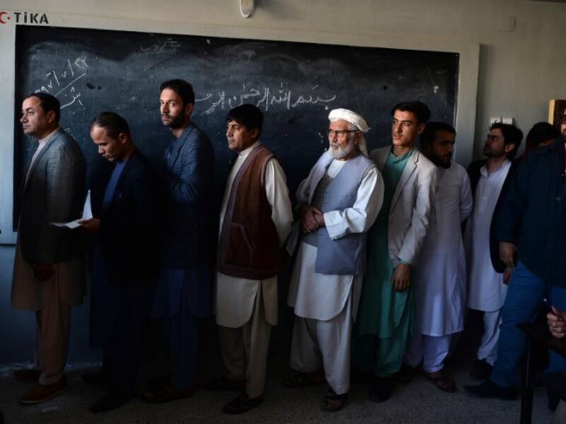 Afghan men line up to cast their vote at a polling centre for the country's legislative election in Mazar-i-Sharif on October 20, 2018.
FARSHAD USYAN / AFP