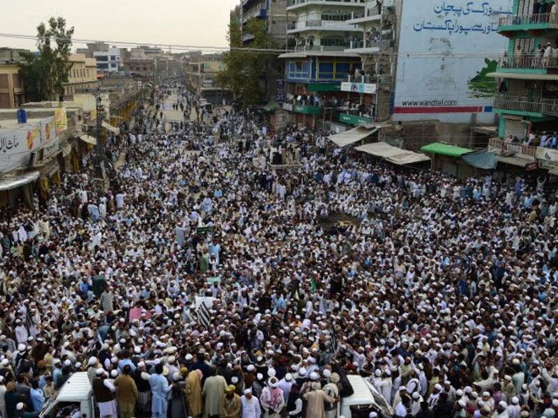 Supporters of Pakistan's religious hardline party Jamiat Ulema Islam (JUI) march during a protest rally following the Supreme Court's decision to acquit Pakistani Christian woman. (ABDUL MAJEED / AFP)