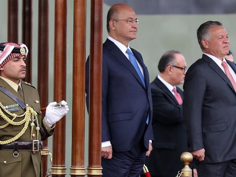 Iraq's President Barham Salih and Jordan's King Abdullah II (R) review an honor guard at Amman's military airport, on November 15, 2018. 
Khalil MAZRAAWI / AFP